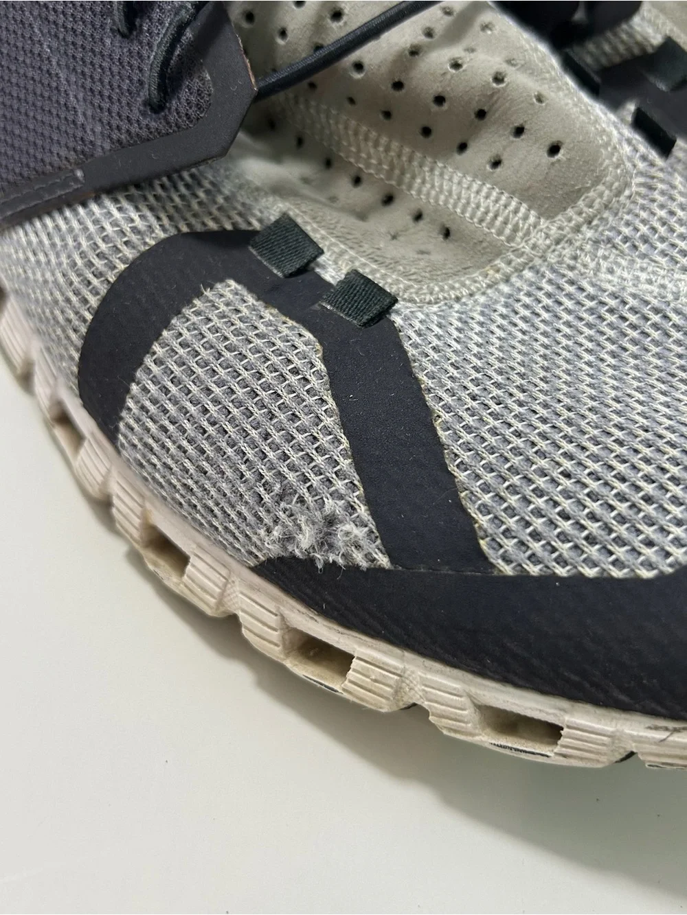 On Cloud 5 Men’s Size 11 Gray Athletic Running Walking Shoes Sneakers Comfort